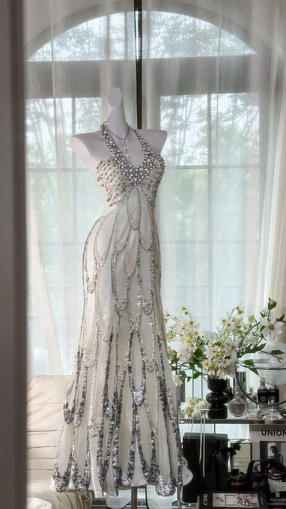 Elegantes Meerjungfrauen-Neckholder-Abendkleid aus weißen Pailletten mit Perlenstickerei, ärmellos, bodenlang MP963