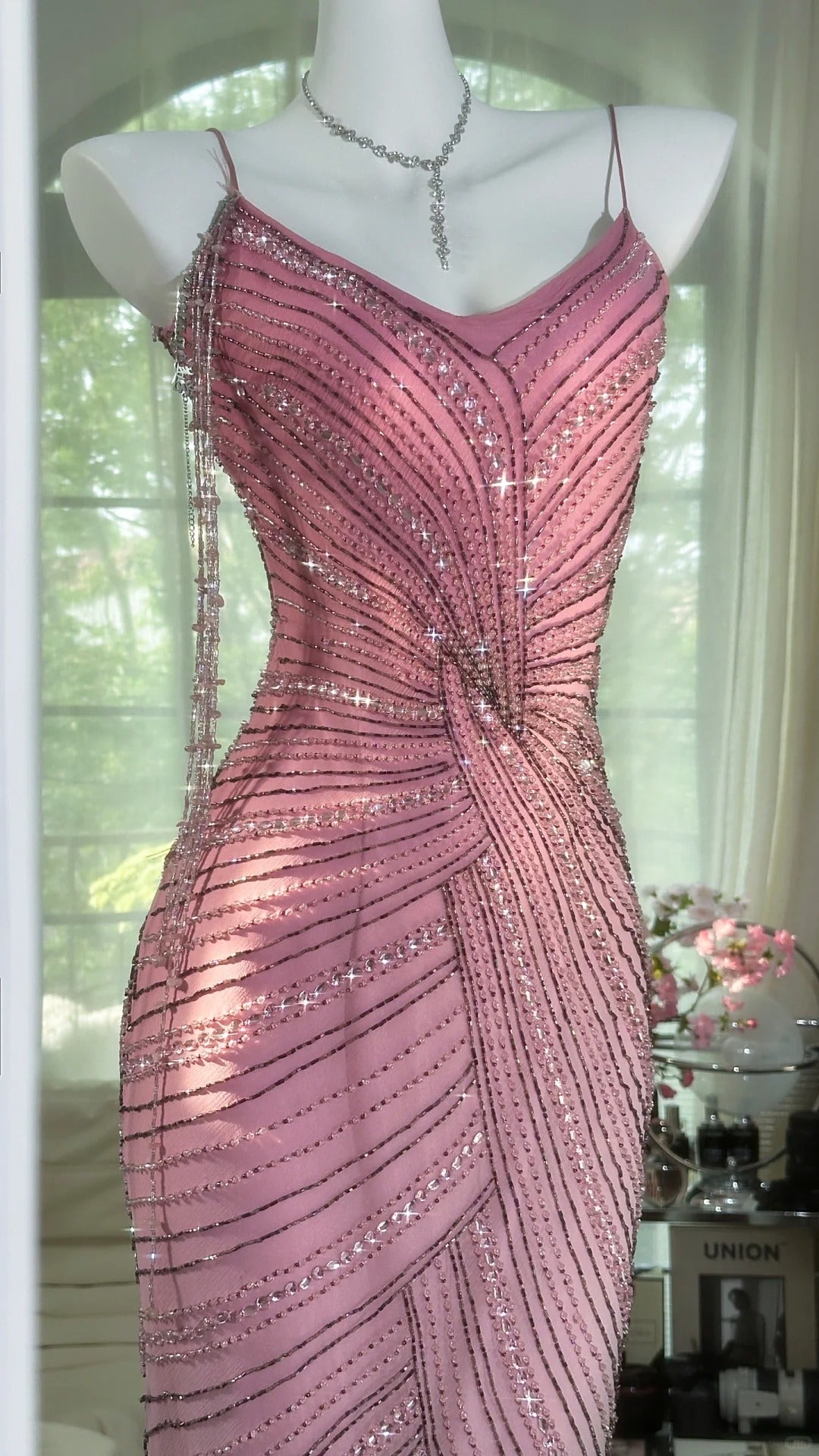 Robe de soirée sirène rose en mousseline de soie à fines bretelles et cristaux Modest Mermaid sans manches pour le bal de promo MP1008