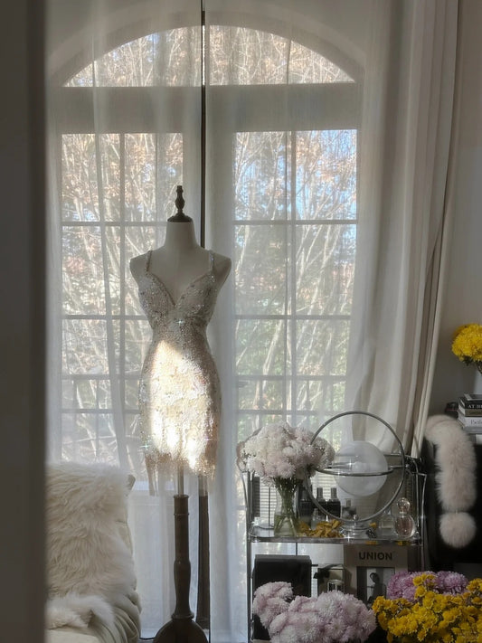 Sexy Homecoming-Kleider mit Trägern Weiß Scheide Pailletten Knielang Party Abschluss-Outfits MP1084