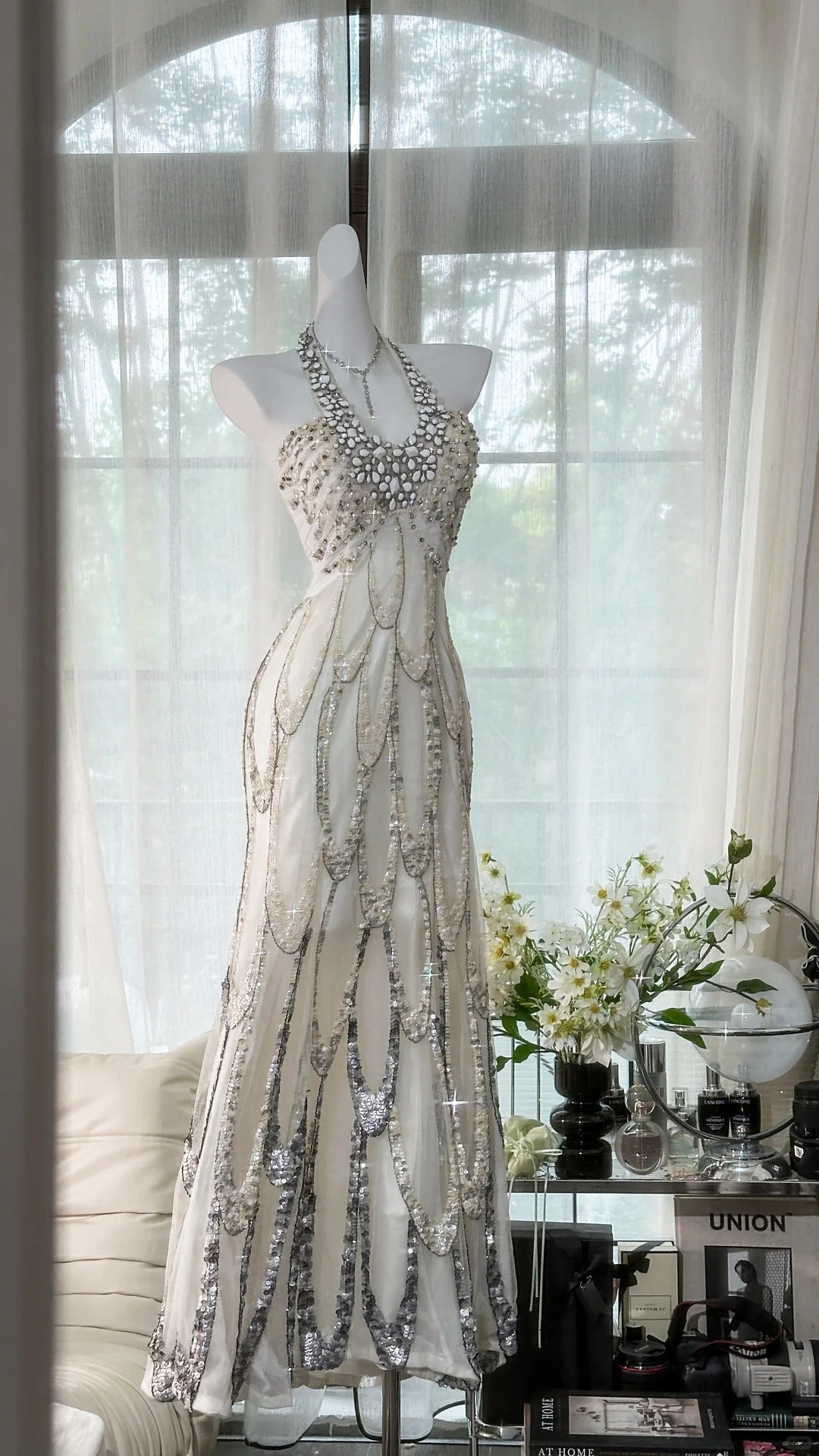 Elegantes Meerjungfrauen-Neckholder-Abendkleid aus weißen Pailletten mit Perlenstickerei, ärmellos, bodenlang MP963